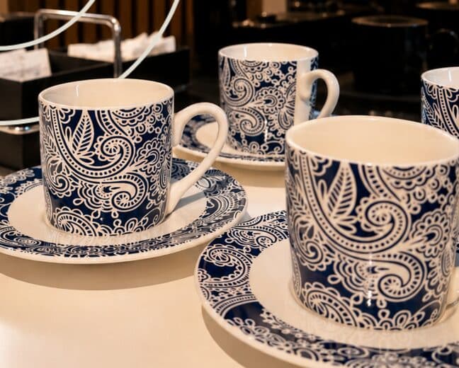 Xícaras de café servidas na sala de espera da clínica