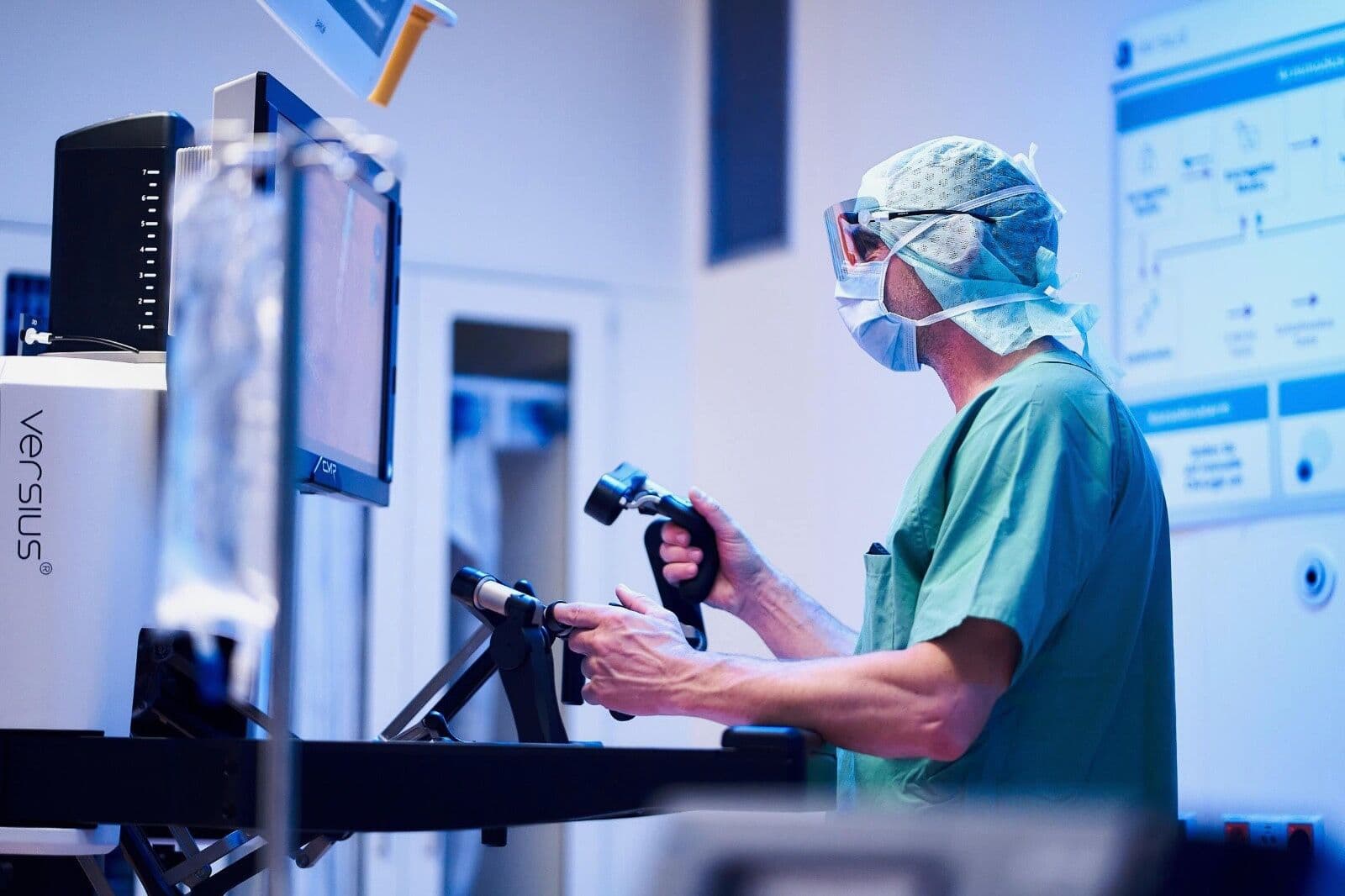 Cirurgião operando o console de uma plataforma de cirurgia robótica